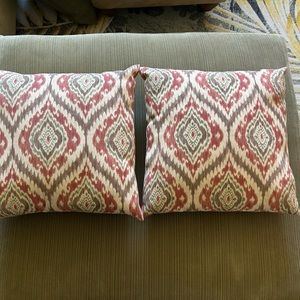 Set of 2 throw pillows.